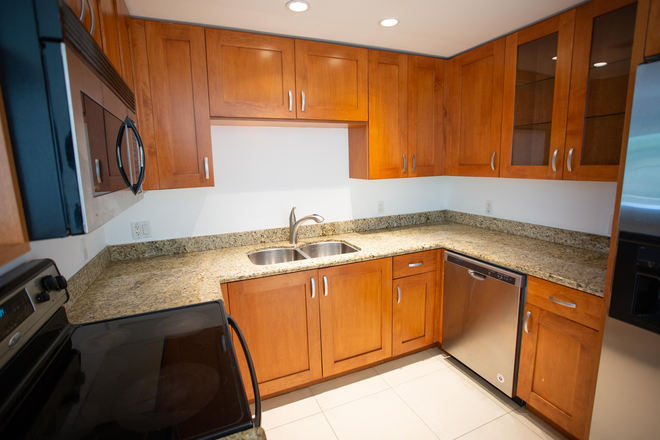 SS appliances, dishwasher, - 2 bedroom / 2 bath - Split floorplan - In Coral Gables Condo