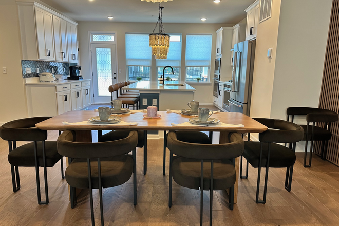 Dining Table - Furnished room in thome-Vaughn Dr-Princeton Junction