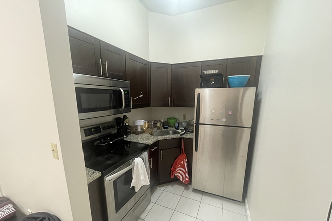 - - NO BROKER FEE!! Close to Campus! Spacious 1 Bed w/ Laundry in Building Apartments