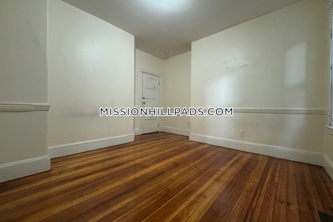 Bedroom - New Listing! NO BROKER FEE! 3 Bed 1 Bath on Bucknam St. in Mission Hill! Apartments