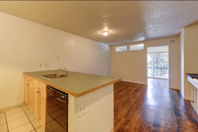 Kitchen - University Townhomes