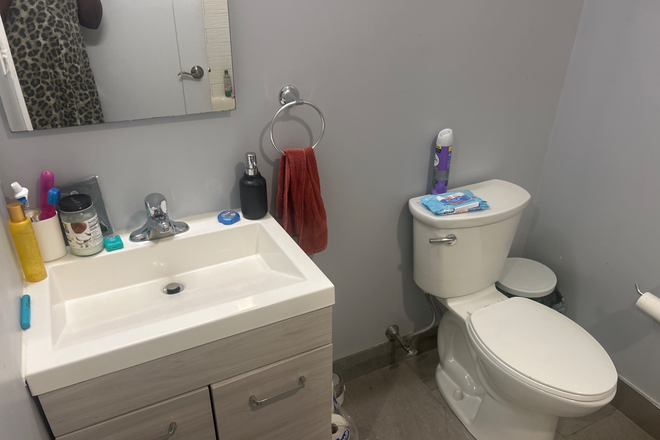 Bathroom - Apartment 8 mins from Mcphs/ Longwood Avenue