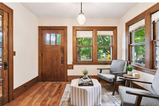 front entry - 4 Beds, 1 block to UST! House