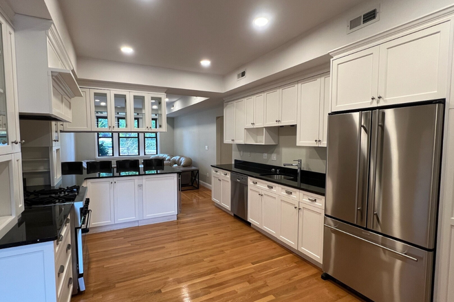 X - 2021 Commonwealth Ave 2027 Apartments