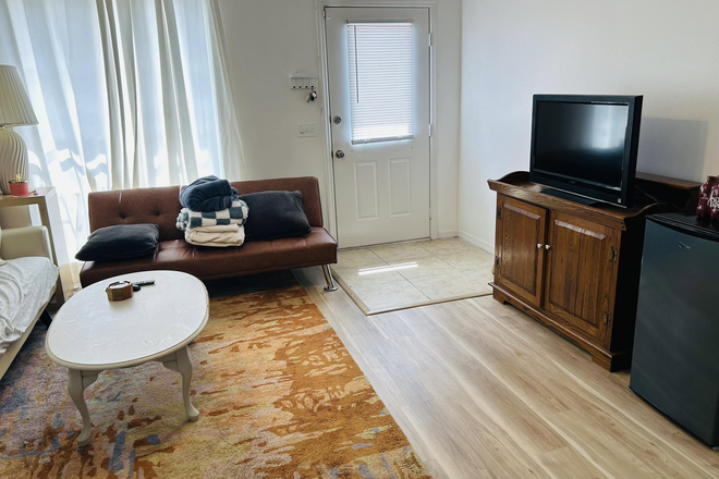 Community Area - 1 room, private bath available in 2 br townhouse