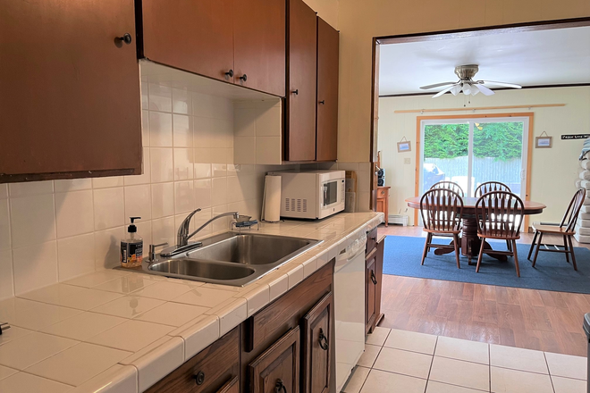 Kitchen - Available for a group of 4! 4 Bedroom near Narragansett Pier! House
