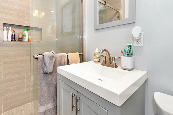Bathroom - Modern Apartment Close to Campus - 1 BEDROOM SUBLET