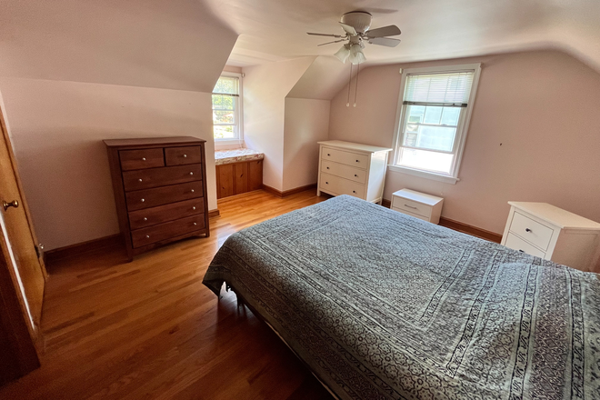 Large bedroom - Furnished room in owner-occupied home, ideal for grad student or professional (avail. May 15)
