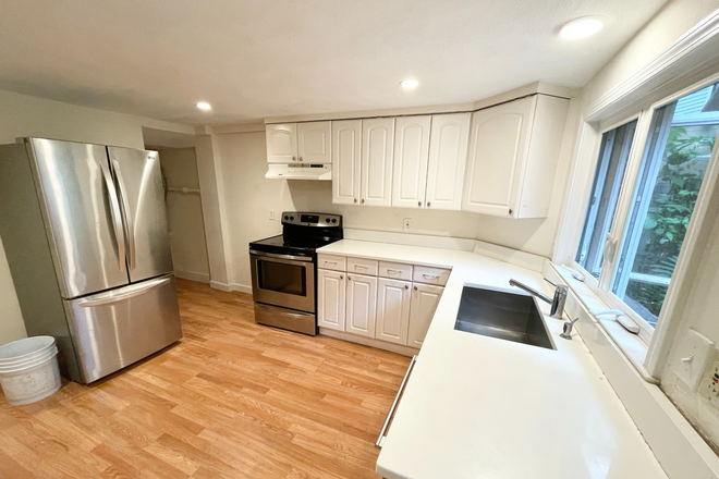 Kitchen - Remarkable 4 bed 2 bath in South End! House