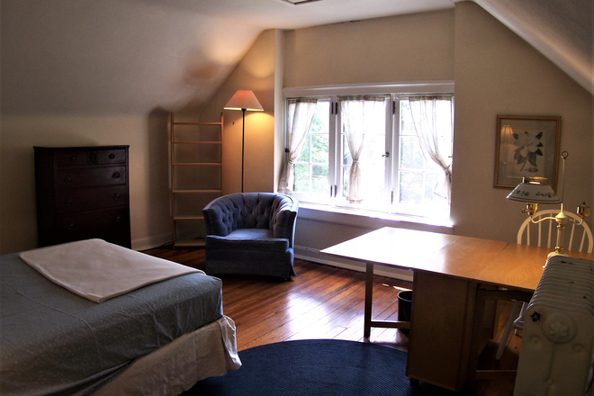 Your bedroom - Aug 1st..NICE! FURNISHED*UTS*WIFI and more included. 1 mile to UC \ U. HOSP. NO DRAM