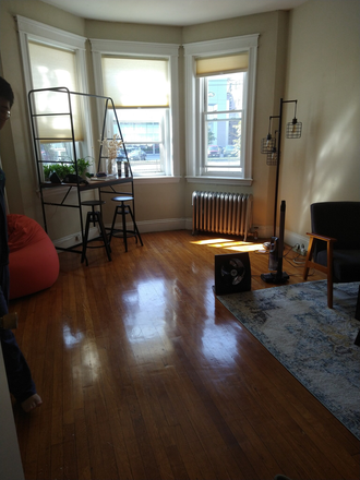 Call NOW for showings! 617-236-8550 - COMM AVE - CHARMING ALLSTON 1 BED SPLIT W/ LAUNDRY ON SITE! *AVAIL NOW!*