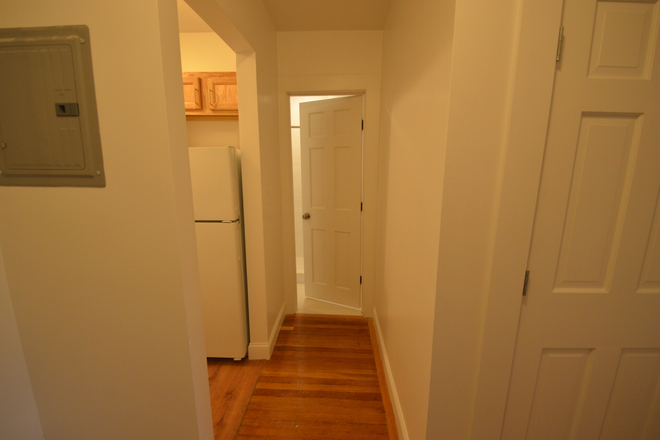 121 - 2 bedroom apartment Available 9/1/24 ! 2 min Walk from Campus !