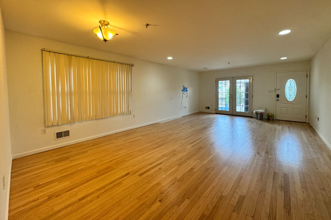 Large living room and dining room area - Spacious beautiful 3 bedroom with quick commute to Manhattan - unfurnished