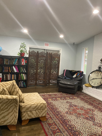 common area / living room - An excellent  environment for work and study. Quiet Area CLOSE TO CAMPUS House