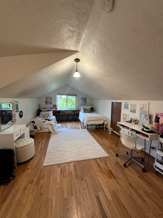 Bedroom - Two Person Room in House on the Hill Right Next to Alpha Phi- 5 minute walk to campus