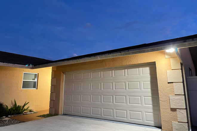 Front Entrance - FAU Walkable! BIG furnished room in house with POOL