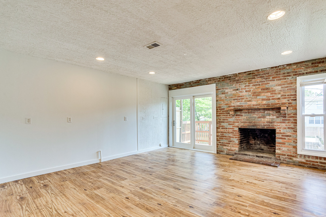 Living room - Newly Renovated! Across from Gtown Uni / Hospital! Townhome