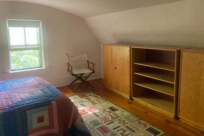 Bedroom for rent - Room with private bath close to Riverside T House