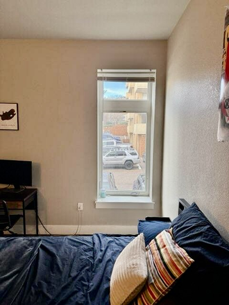 Bedroom - Spacious Private Room w/ En-Suite Bathroom Apartments