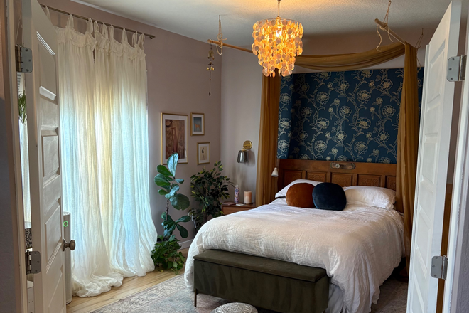 Third level bedroom - Fully furnished 3 Bedroom Loft-Like Condo 6 miles from Aurora campus