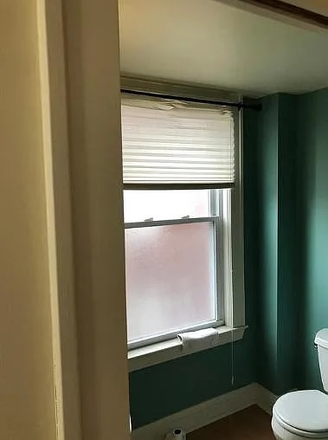 Half back. Toilet and sink - Perfect Apartment for undergraduates or graduates  – Minutes to Little Italy & Coventry