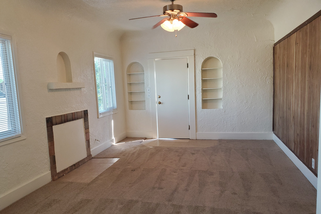 Bright living room - 5 Bedroom Close to Campus - Living room and separate entertaining space House