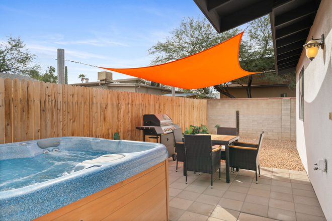 Rear Yard Hot Tub Patio BBQ - Hot Tub! UofA 2br/2Bath Fully Furnished