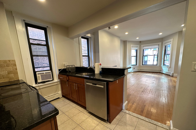 1 - HUGE 4  bedroom with two floors and 2 bathrooms AMAZING location Apartments