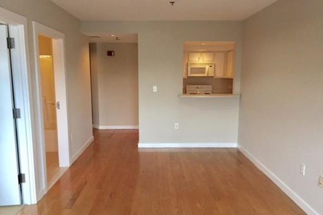 Call NOW for showings! 617-236-8550 - 534 COMM AVE - TOP FLR 2BR IN KENMORE SQ FOR *9/1/2025* W/ 2 BATHS, LRG LVNG RM, A/C, DW, CITY VIEWS Condo