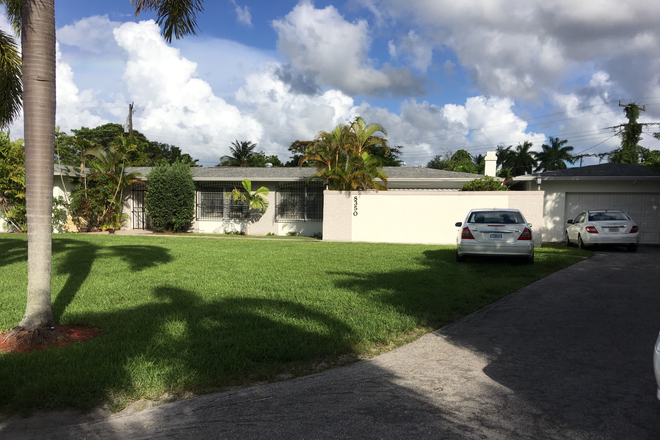 Front of house - Large Studio 10 minutes driving from UM and Dadeland  area.  Parking cable internet electriincluded. House