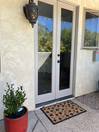 Front entrance to studio - Studio apartment in quiet neighborhood of RSF