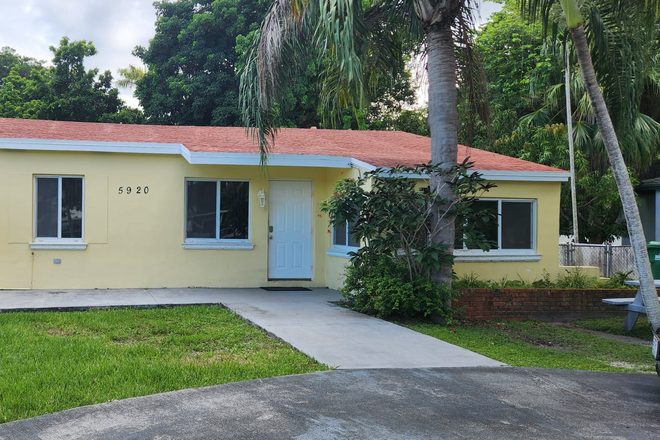 Front View - Available Rooms 5 Bed/5Bath House/Near to Campus/Summer & Fall Terms $1,200 - 1,400 -> 305.815.2356
