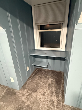 Built in desk - 5 minutes drive to campus -  bedroom with private bathroom Apartments