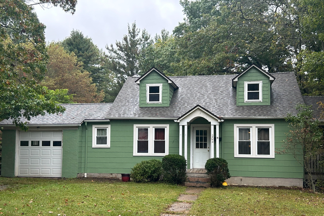 House Exterior - Shared 4-Bedroom house in quiet neighborhood near campus