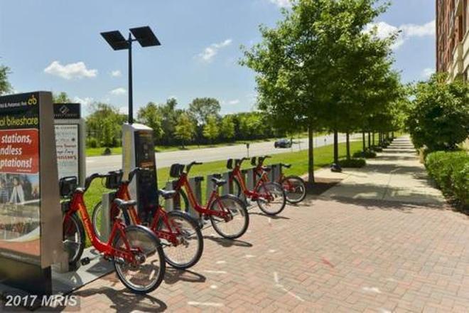 Bike Rental - Furnished Luxury Condo w/Den next to Va Tech Potomac Yard in National Landing