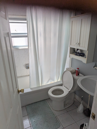 Shared washroom - bath and shower - 1 furnished bedroom in shared house