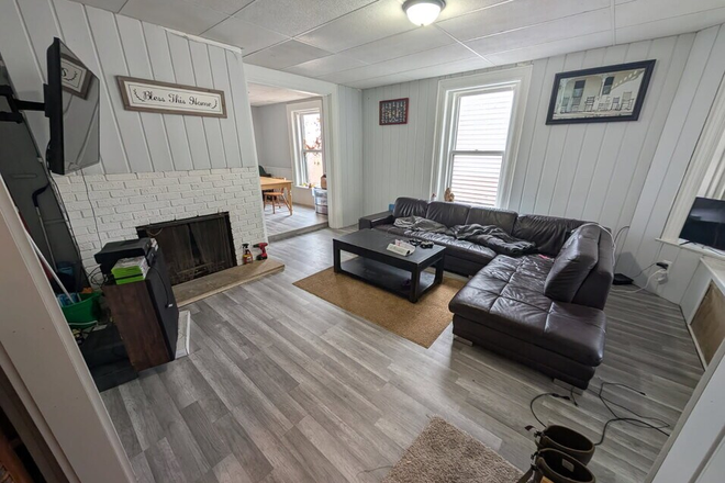 living room - Renovated 5 bedroom 2 bath home downtown ajacent
