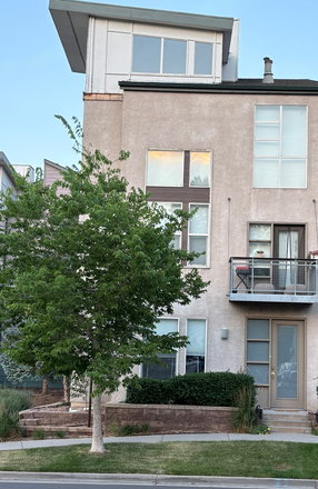 Front of house - Fully furnished 3 Bedroom Loft-Like Condo 6 miles from Aurora campus