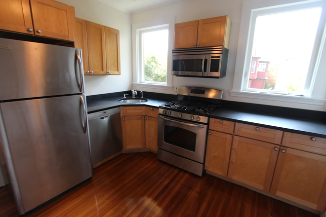 2 - Beautiful condo in Huron Village