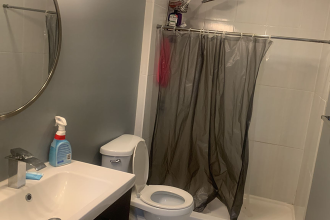 Bathroom - 5-Bedroom Residence Ideal for FEMALE College Students/Interns
