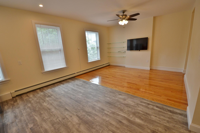 liv - Huge and Bright 4 bedrooms 2 full baths. 2 minute walk to Central Sq Apartments