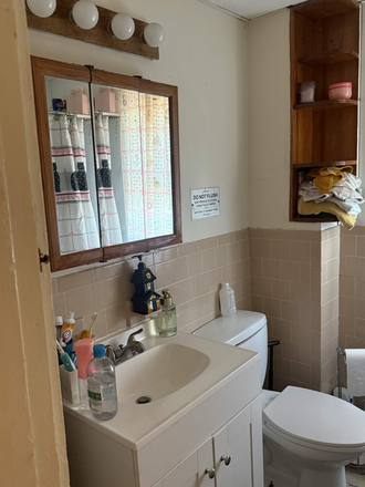 Upstairs Bathroom - Duplex close to campus