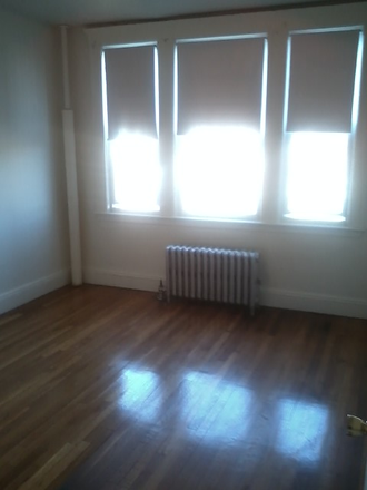 hubrealtyproperties.com - Front facing large 2 bedroom, with deck and parking available Apartments