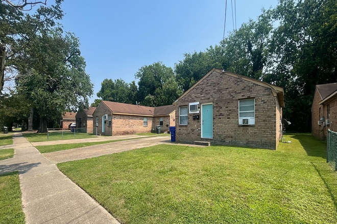 Exterior Front - ODUrent Offers 39th St. 2-Bed Duplexes Rental