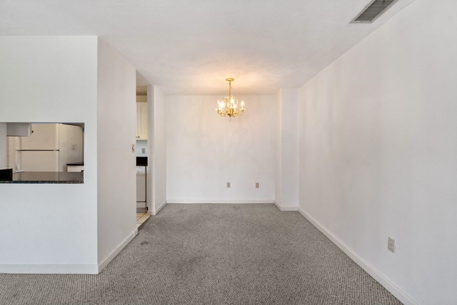 - - Right Close to Campus! Spacious 2 bed 1.5 Bath w/ Laundry in Unit & Off Street Parking Included
