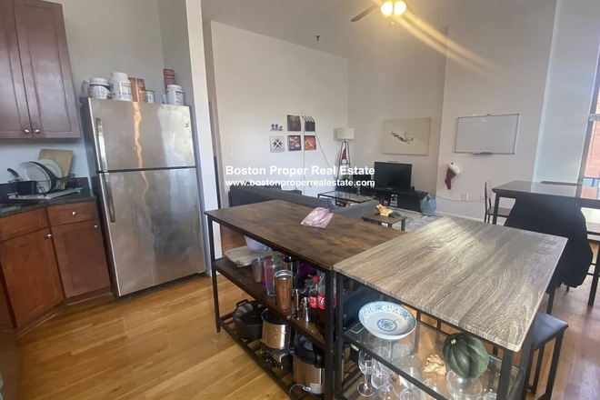 A - 4 bed w/ living room * NO BROKER FEES Apartments