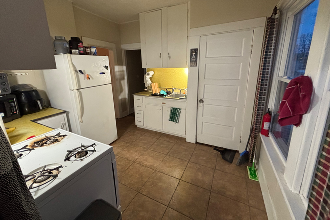 Kitchen - House close to campus on Evergreen St.