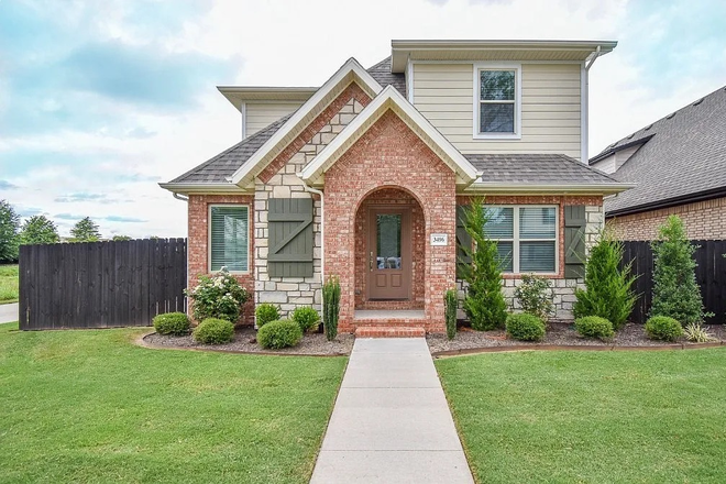 Street View - Fully Furnished House Close to Campus!