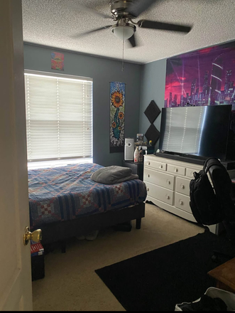 Bedroom! - Looking for 1 female roommate to take over 1 bedroom in an all female 4x3 house!