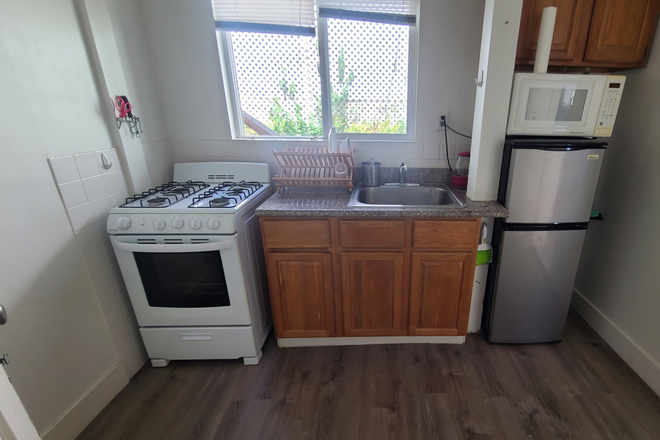 Kitchen - Cozy Studio, Private Entrance- Located in Berkeley Hills- Available Now! House